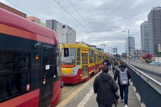 Kobieta wbiegła przed tramwaj. Poszkodowana pasażerka i wstrzymany ruch w centrum Łodzi