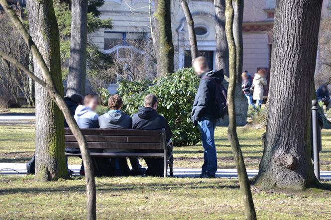 Młodzi ludzie nie zastosowali się do zakazu zgromadzeń