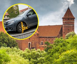 Mistrzowie parkowania na starówce. Turyści wolą zamek niż Twoją Dacię