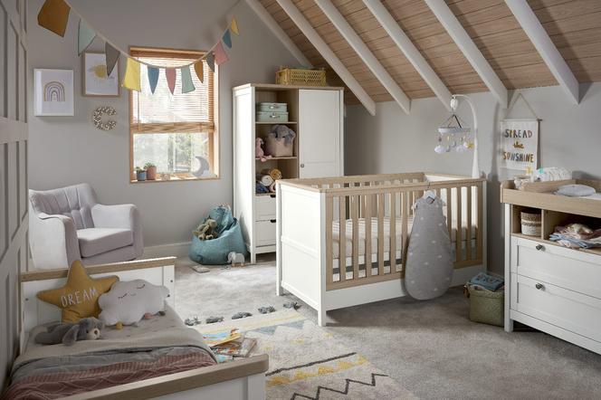 Przytulny pokój dla niemowlaka – biel i drewno