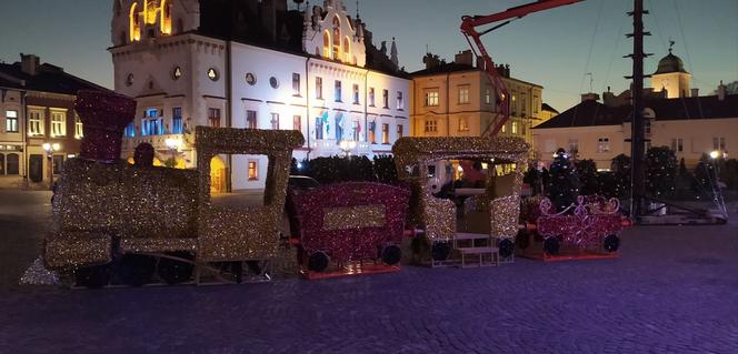 Trwa montaż ozdób świątecznych w Rzeszowie. Co w 2020 roku będzie na Rynku? [ZDJĘCIA]