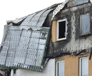 Blok przy ul. Powstańców w Ząbkach po pożarze
