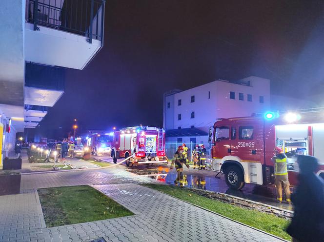 Ogromna akcja straży, pożar w podziemnym garażu na Woli
