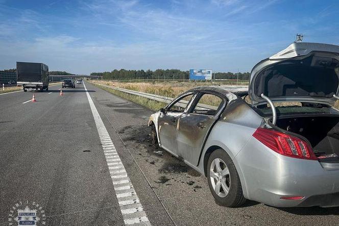 W Woźnikach na A1 samochód osobowy uległ samozapłonowi