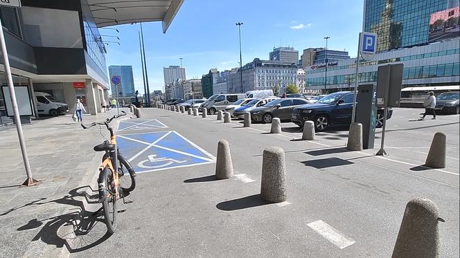 Taksówkarze wyrzuceni spod centralnego. Miejsca parkingowe stoją puste