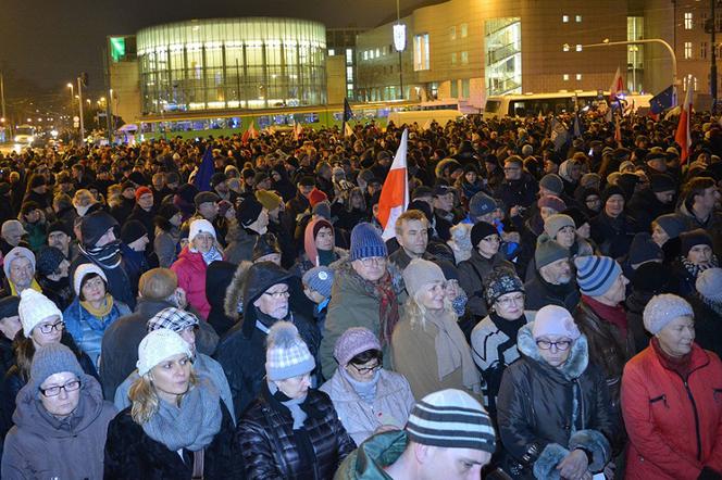 Tłumy na placu Mickiewicza w 35. rocznicę wprowadzenia stanu wojennego [ZDJĘCIA]