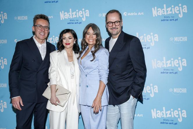 Katarzyna Cichopek i Anna Mucha jak Madonna i Britney przed laty. Buziaki na ściance przed fotoreporterami!