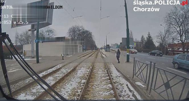 Telefon w ręku i słuchawki w uszach. Chorzowianka weszła wprost pod nadjeżdżający tramwaj