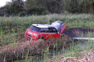 Mini Cooper w ogniu! Kierowca osobówki utknął w błocie i spalił auto