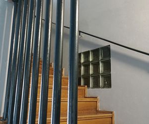 Wnętrze po metamorfozie - dębowe schody i oryginalne balustrady po renowacji
