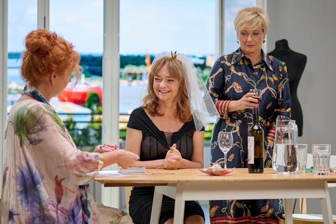 Na Wspólnej odc. 3720: Danka (Lucyna Malec), Teresa Bednarczuk (Izabela Dąbrowska), wróżka (Anna Modrzejewska)