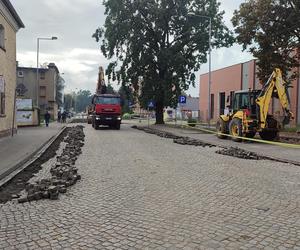 Zrywają kostkę na ulicy Dąbrowskiego w Lesznie. Wyleją tam asfalt.