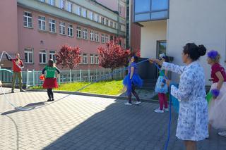 Dzień Dziecka przed Centrum Pediatrii w Sosnowcu 