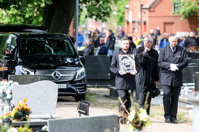 Tłumy na pogrzebie legendy polskiego rapu. Pożegnaliśmy Jokę z Kalibra 44
