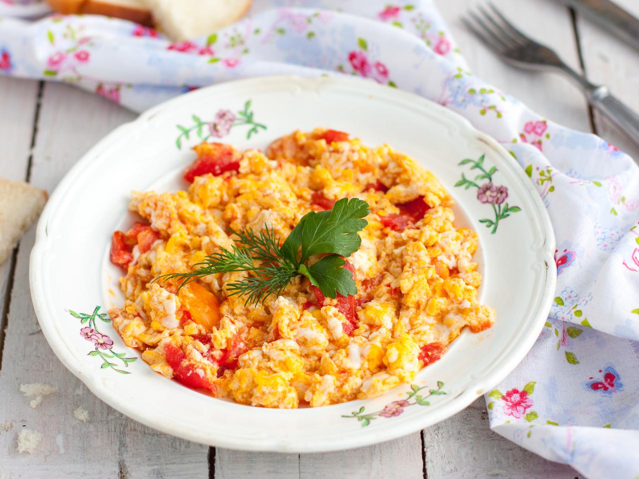 Jajecznica na parze z pomidorami - przepis na zdrowe i sycące śniadanie