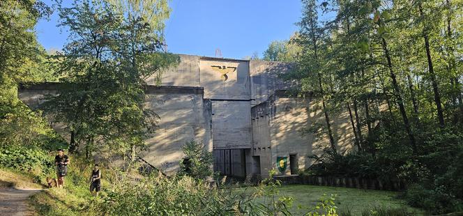 Monumentalna śluza Leśniewo z symbolami III Rzeszy ukryta w mazurskim lesie. Jest owiana tajemnicą [ZDJĘCIA]