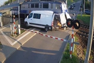 Dostawczak wjechał pod pociąg! Ogromne utrudnienia na kolei