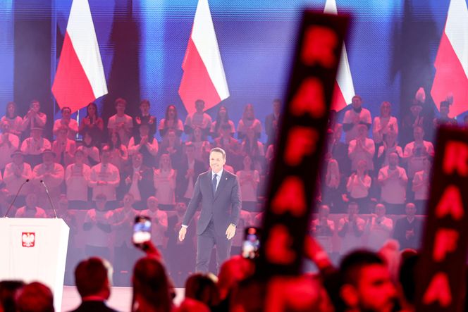 Konwencja KO w Gliwicach. Tusk, Trzaskowski, Protest związkowców i sprzedaż flag Polski i UE