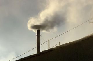 Symbole wyboru papieża: biały dym, konklawe, Pierścień Rybaka, dzwony. Wyjasniamy, co oznaczają!
