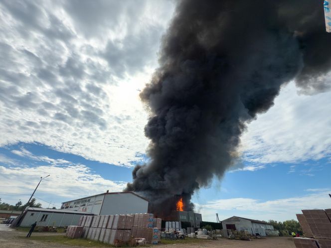 Potężny pożar w Tarnowie. Płonie hurtownia zniczy, na miejscu ponad 25 zastępów straży!
