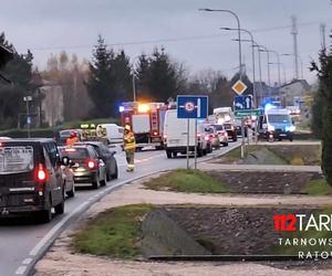 Łęg Tarnowski. Wypadek z udziałem dwóch osobówek i motoroweru