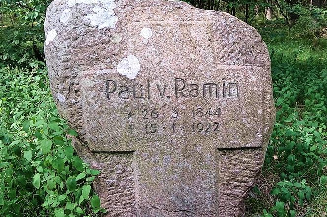 Leśny cmentarz rodu von Ramin