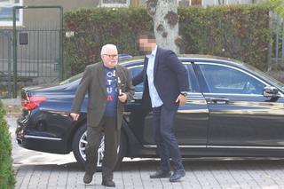 Wałęsa obwieszony ważnymi symbolami. Tak przyjechał do kościoła 