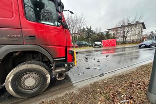 Józefosław. Osobówką wjechali pod tira. Tragiczna wiadomość	