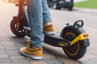 Policjant zatrzymał dziecko na hulajnodze elektrycznej do kontroli. Konieczne było badanie alkomatem