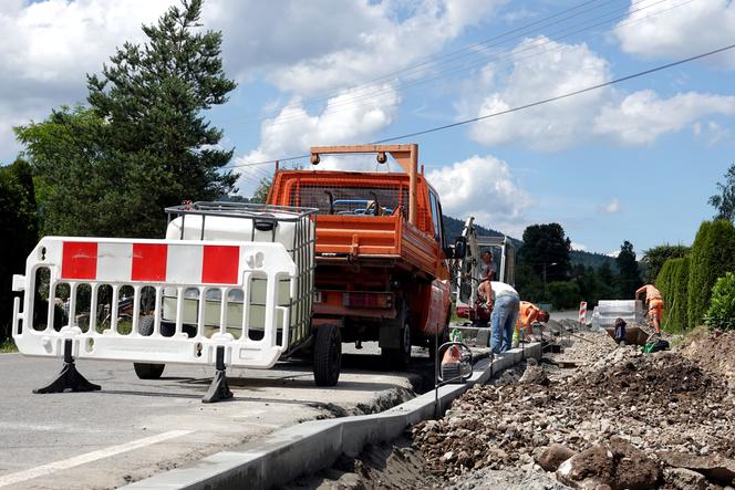 Kolejny kawałek chodnika dla pieszych budują w Binczarowej 