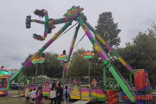 Białystok. Na osiedlu Zielone Wzgórza rozstawił się lunapark