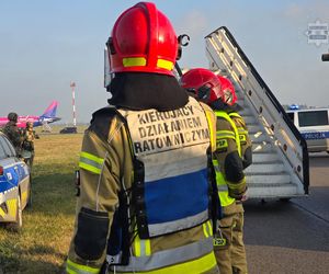 Awaryjne lądowanie samolotu pasażerskiego z terrorystami na pokładzie. Widowiskowe ćwiczenia służb na lotnisku w Katowicach