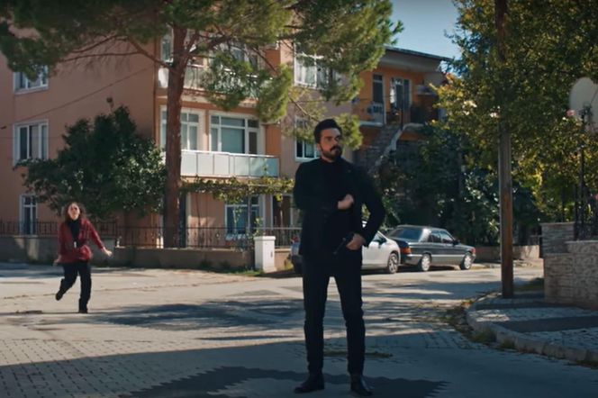 Gdy pociąga za spust, sam dostaje kulkę w ramię 