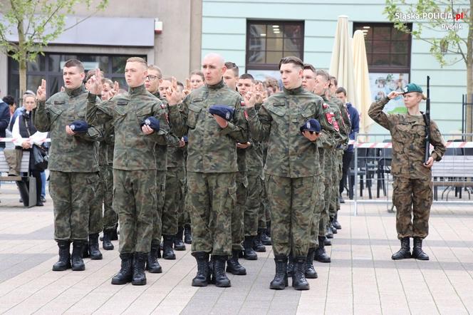 W Rybniku na rynku odbyło się ślubowanie klas mundurowych [ZDJĘCIA]