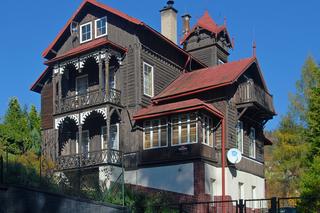 To jedna z najpiękniejszych willi w Małopolsce. Przed wojną było w niej kultowe sanatorium