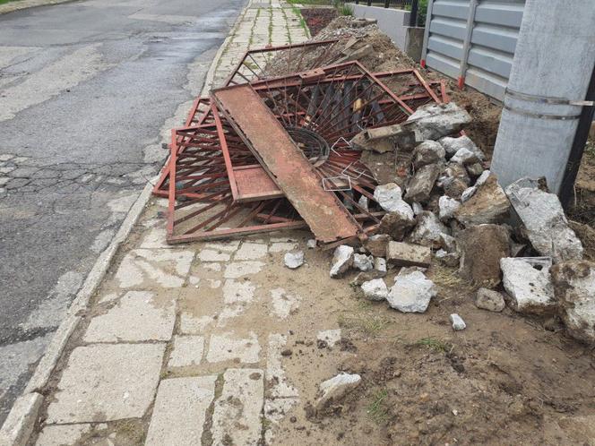 Zagracony chodnik na ul. Gołdapskiej w Olsztynie. Kierownik prac ukarany mandatem [ZDJĘCIA]