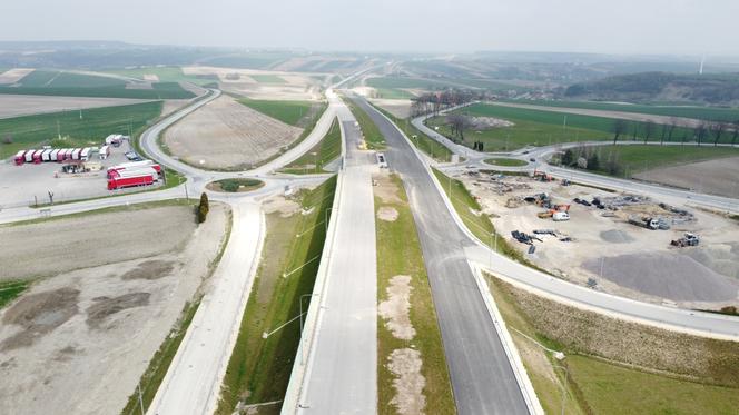 Budowa trasy S7 w pobliżu Krakowa ważna także dla kierowców z województwa świętokrzyskiego. Nowe zdjęcia
