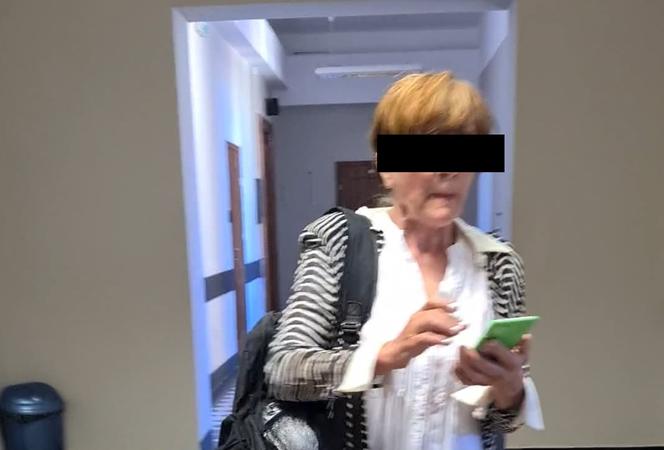 Stare Miasto. Staruszka oskarżona o napaść siekiera w sądzie [ZDJĘCIA]