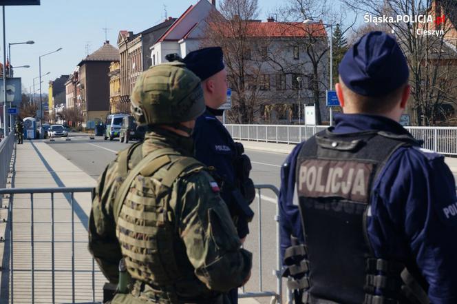 Przeszli przez rzekę do Czech, żeby kupić tańszy alkohol. Skończyło się na mandacie