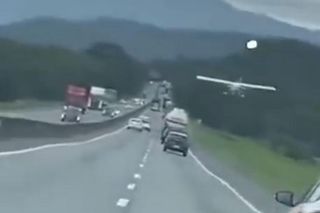 Samolot lądował na zatłoczonej trasie między autami! Wideo mrozi krew w żyłach