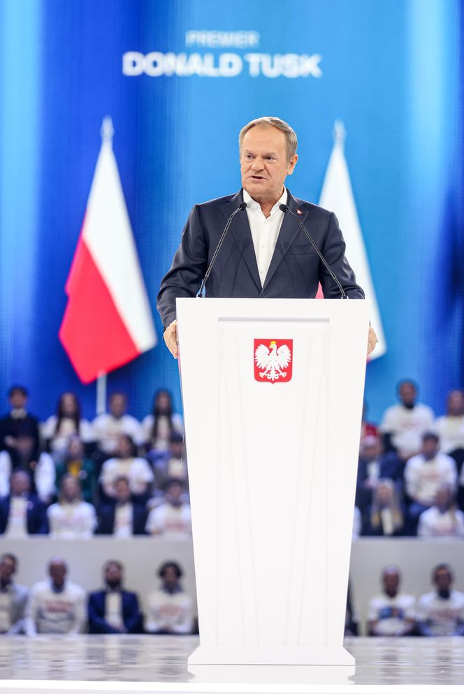 Konwencja KO w Gliwicach. Tusk, Trzaskowski, Protest związkowców i sprzedaż flag Polski i UE