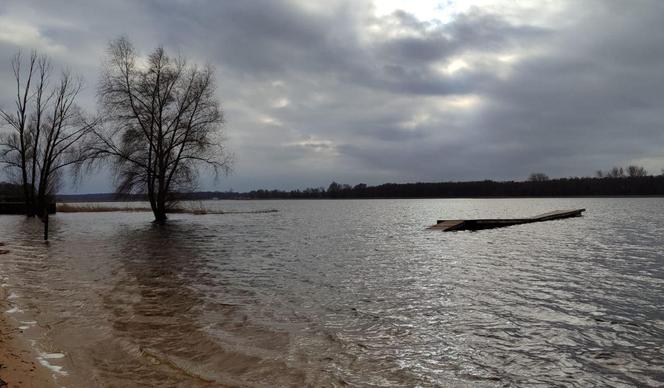 Plaża w Nowym Dębcu zalana