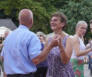 Sielanka na parkiecie w Muzeum Wsi Lubelskiej pod gołym niebem! Za nami kolejna potańcówka w rytmie miejskiego folkloru z Warszawy i Lwowa