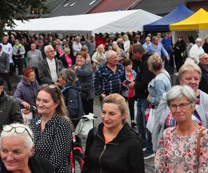 Rynek w Ćmielowie z dużymi filiżankami. Było huczne otwarcie