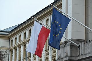 Flagi Polski i Unii Europejskiej w Warszawie