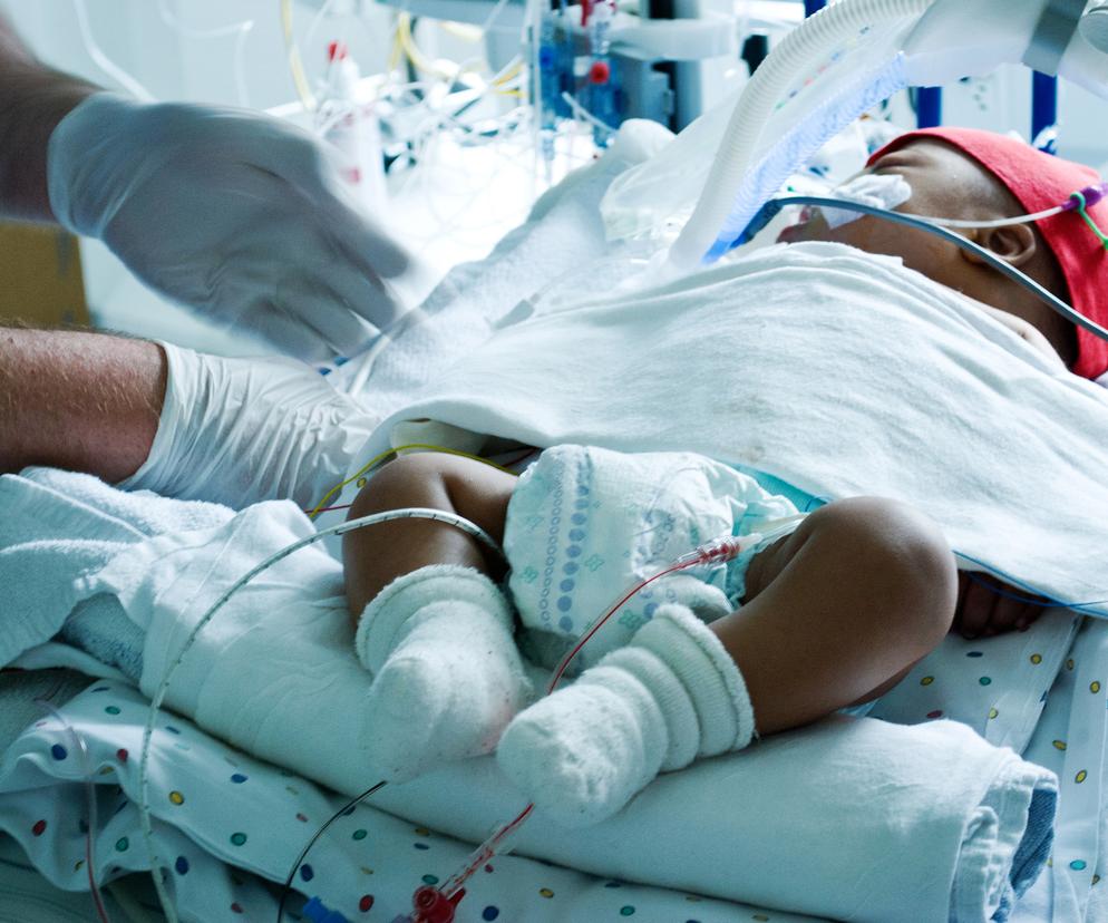 Noworodek w inkubatorze