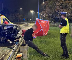 Tragiczny wypadek na Trasie Łazienkowskiej. Volkswagen wbił się w auto rodziny z dziećmi. Jedna osoba nie żyje