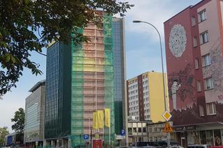 Kultowy mural Wyślij pocztówkę do babci wraca do Białegostoku. Zobacz postępy prac