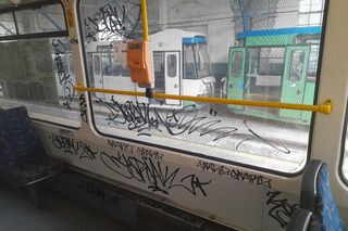 Oszpecili tramwaj bazgrołami. Wandale poniosą potrójną karę