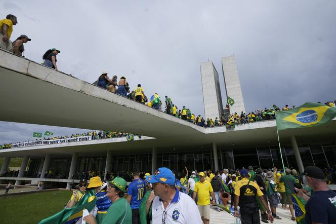 Brazylia. Szturmujący pozostawili po sobie pobojowisko. Minister pokazał biuro. "Zbrodnia"